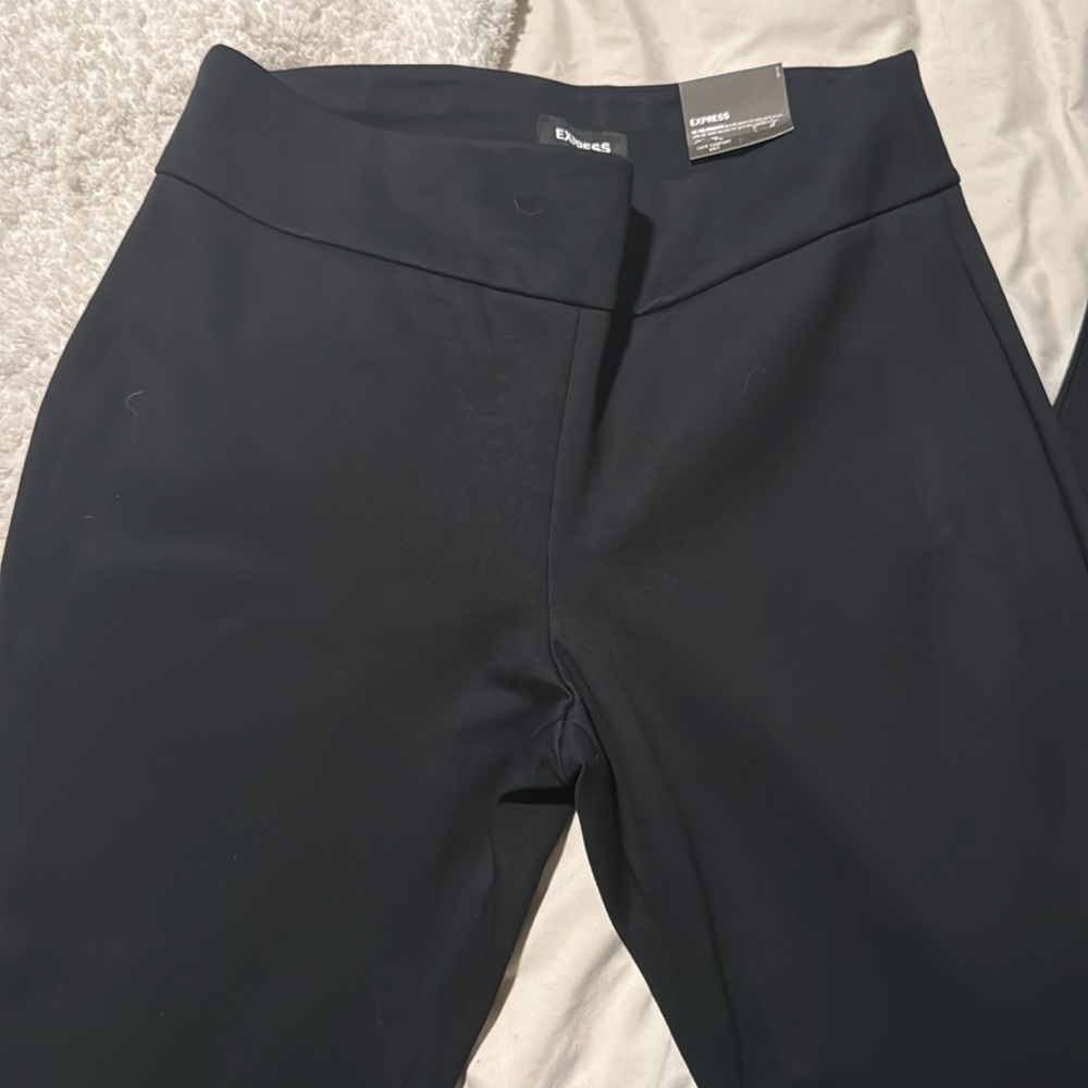 Express columnist ankle high-rise pant. Fitted through hip and thigh.